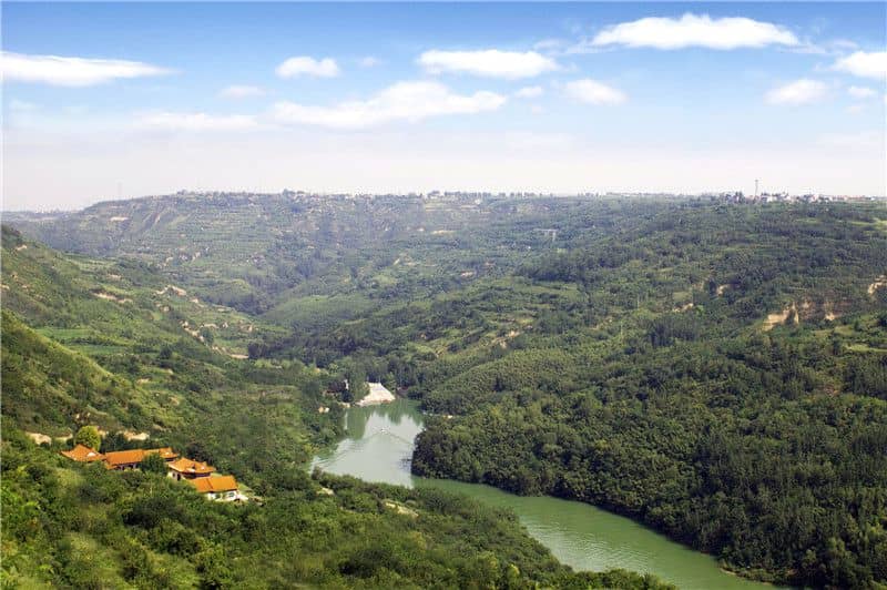 西安山水環(huán)抱、環(huán)境幽靜墓園推薦