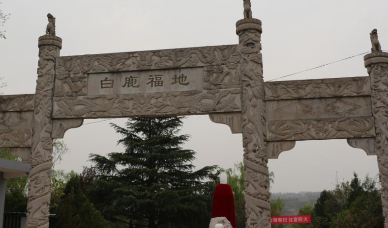 西安白鹿原公墓依原傍水、坐北朝南