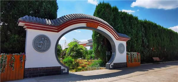 西安漢皇樹葬墓園的壁葬服務(wù)有哪些特點(diǎn)，如何體現(xiàn)逝者的尊嚴(yán)？