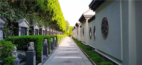 西安漢皇樹葬墓園的永福園和軍魂園高端立碑服務(wù)有哪些不同，各自適合哪些人群？