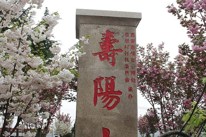 西安天主教信徒在選擇墓地時，除了地理位置和價格，還會考慮哪些與信仰相關(guān)的因素？