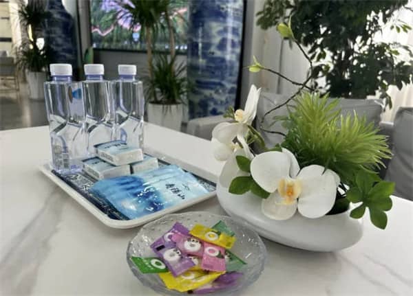 除了乘坐公交車，是否還有其他方式可以從馬騰空地鐵站到達(dá)西安壽陽山骨灰墓園？