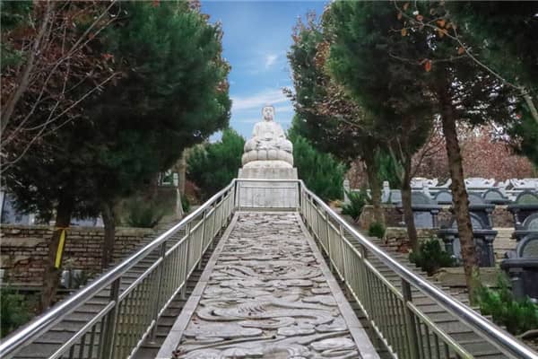 西安壽陽(yáng)山骨灰墓園是何時(shí)被批準(zhǔn)興建的，依據(jù)的是哪個(gè)文件？