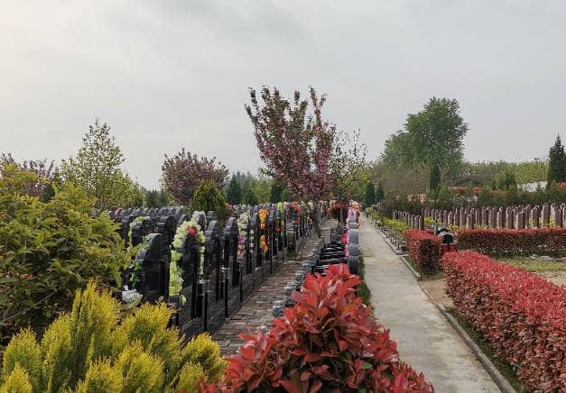 墓碑旁邊符號的含義與常見類型