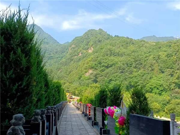 西安九龍山墓園在選址上有哪些考慮？這樣的選址對(duì)墓園有何影響？