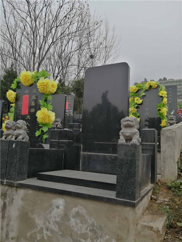 西安九龍山公墓位于哪個(gè)地理位置，其周邊環(huán)境如何？