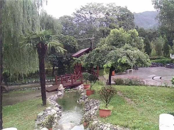 西安九龍山墓園的自然環(huán)境有何特色？為何稱其為“真山真水”的寶地？