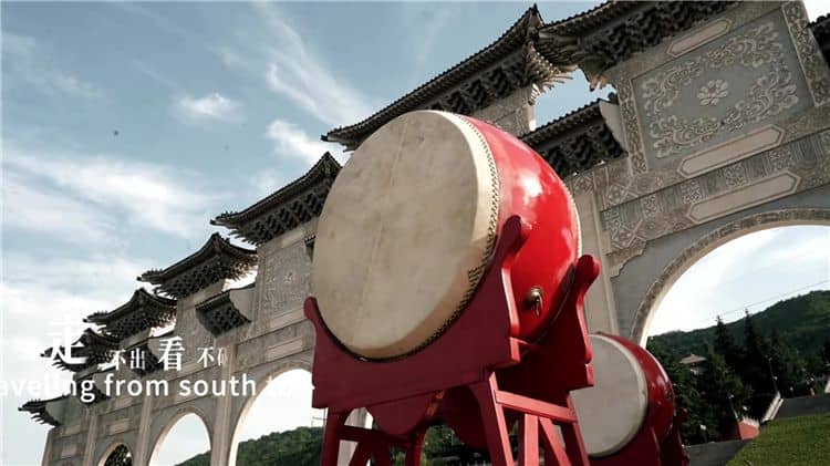 西安霸陵墓園的布局和朝向?qū)ζ湔w氛圍有何影響？