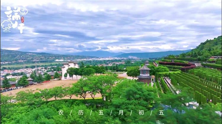 西安霸陵墓園新區(qū)是否提供便捷的停車服務(wù)，方便前來參觀或辦理業(yè)務(wù)的訪客？