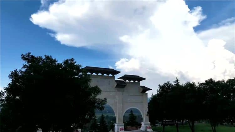 西安霸陵墓園新區(qū)的管理和服務(wù)水平如何，是否具備科學(xué)的管理體系和細(xì)致的服務(wù)態(tài)度？