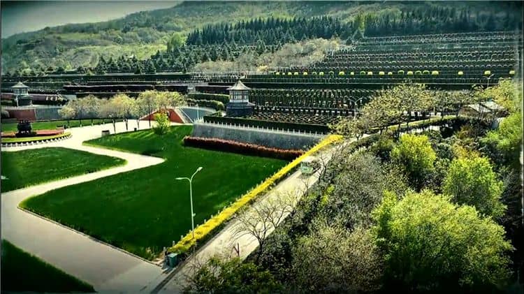 西安霸陵墓園新區(qū)是如何體現(xiàn)其人文紀(jì)念性的？