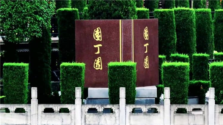 西安霸陵墓園所處的地理位置有何特殊之處？