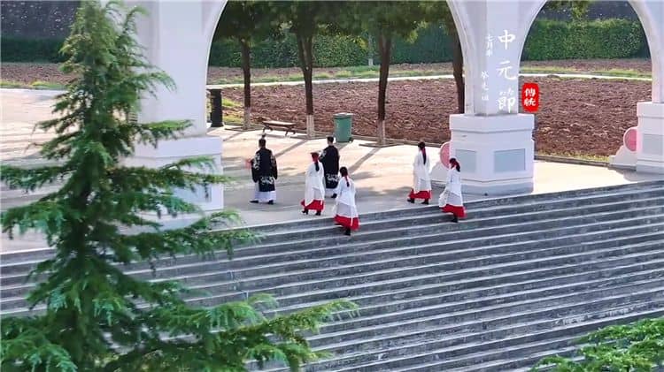 西安霸陵新區(qū)墓園墓地地址電話，以時光為友