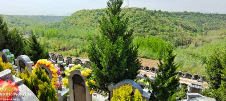 西安白鹿原公墓在高溫天氣下為祭掃人員提供了哪些防暑措施？