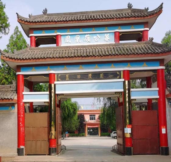 西安鳳凰嶺公墓的地理位置有何特點？為何選擇在此建立墓園？