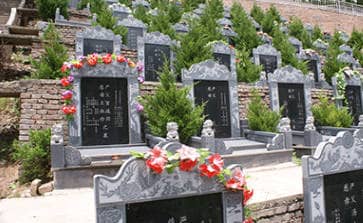 在選擇西安藍(lán)田縣鳳凰嶺公墓的墓地時，哪些因素會影響墓地的價(jià)格？