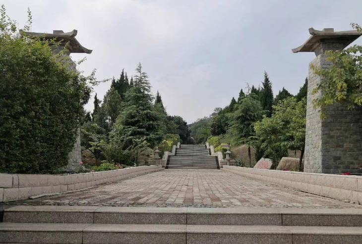 西安臥龍山福園自然環(huán)境優(yōu)勢(shì)及生態(tài)特色,西安山腳墓園臥龍山福園景觀與服務(wù)全解析