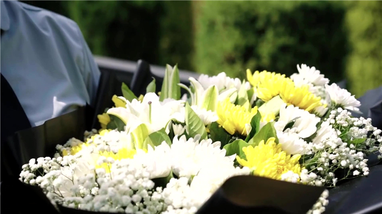 親人去世后為何要焚燒衣物？這一習(xí)俗背后有哪些文化與現(xiàn)實(shí)原因？