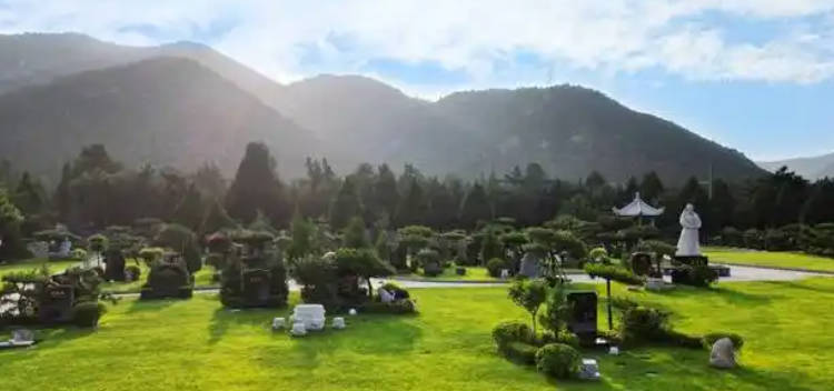 傳統(tǒng)墓地也能個性化定制？陵園服務如何滿足家庭多樣化需求？