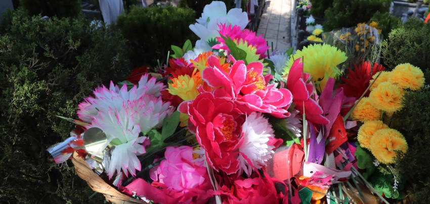 陪葬品是放在骨灰盒里嗎？殯葬習(xí)俗與擺放方式詳解